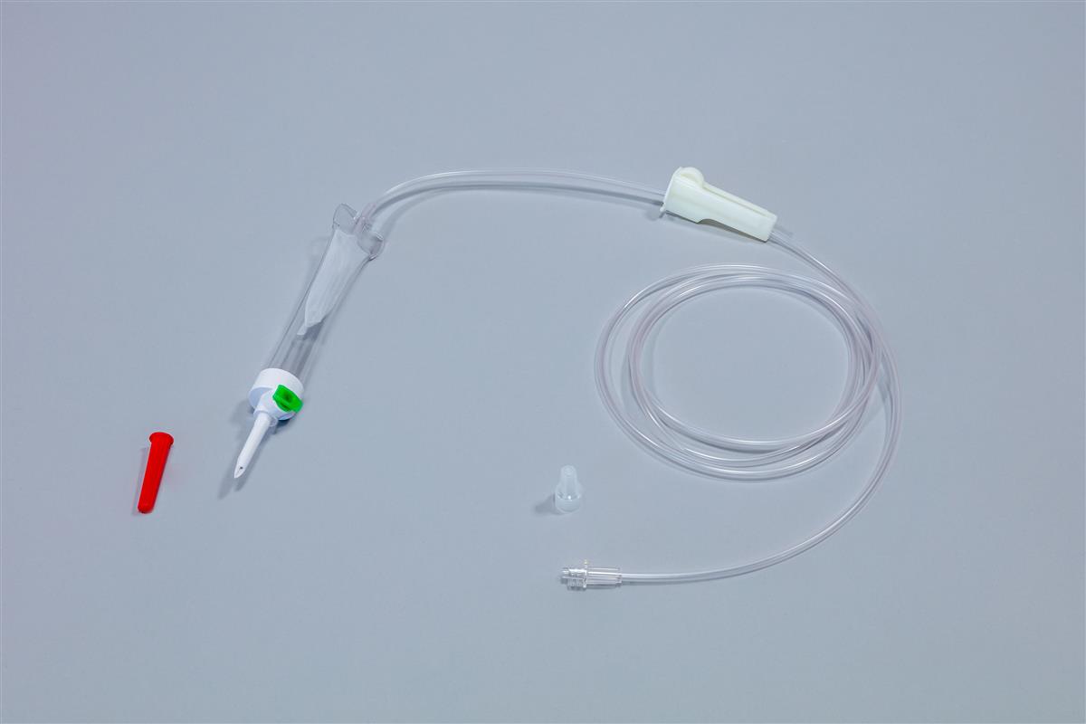 Sistema de adm. de sangue com perfurador sem PVC incorporado na câmara e Luer Lock	